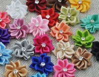 Satijnen bloemen en strikken